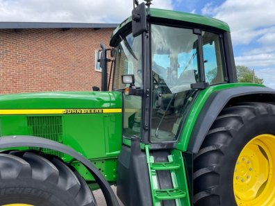 John Deere 6910
