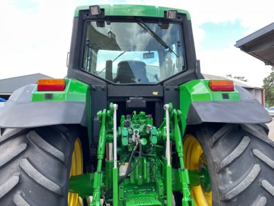 John Deere 6910