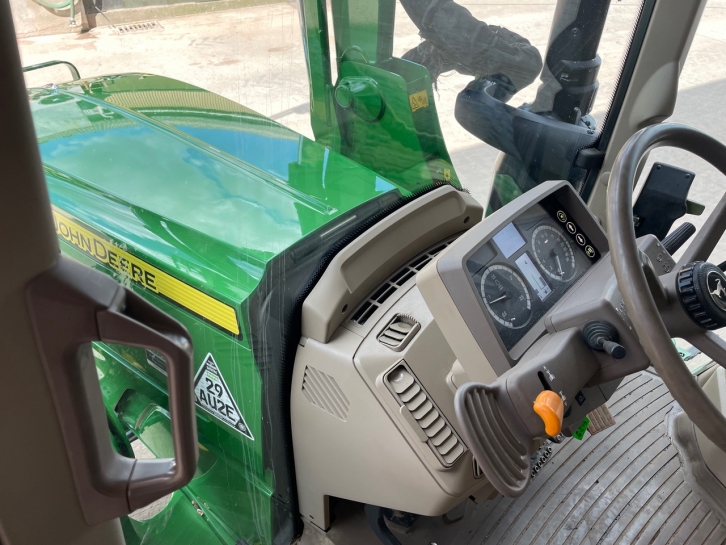 John Deere 6120M