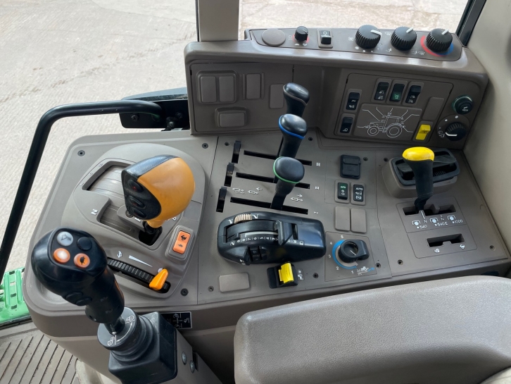 John Deere 6120M