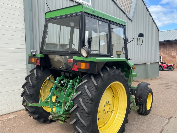 John Deere 2130