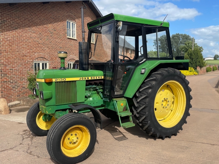 John Deere 2130