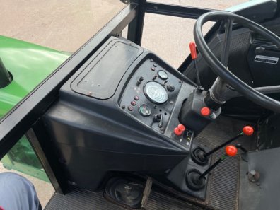 John Deere 2130