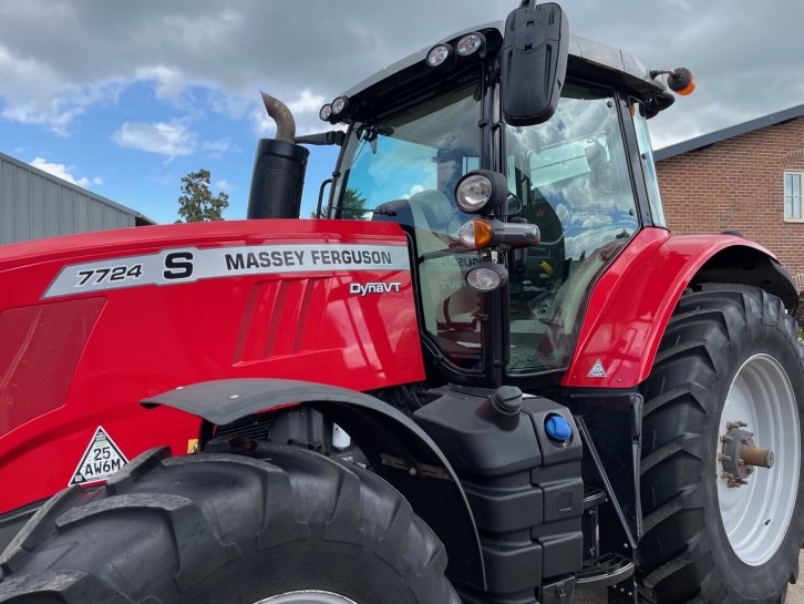 Massey Ferguson 7724S Efficient