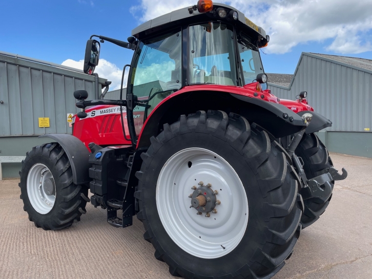 Massey Ferguson 7724S Efficient