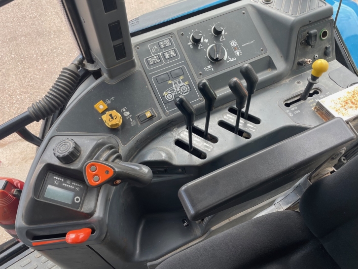New Holland 8160