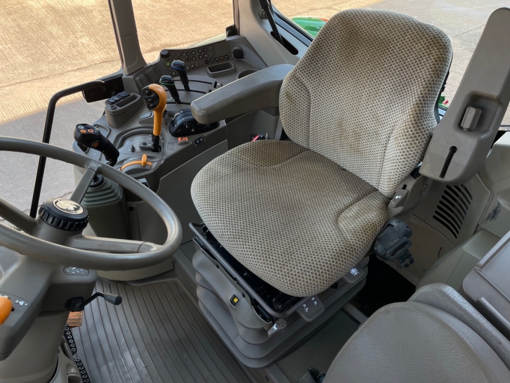 John Deere 6120M