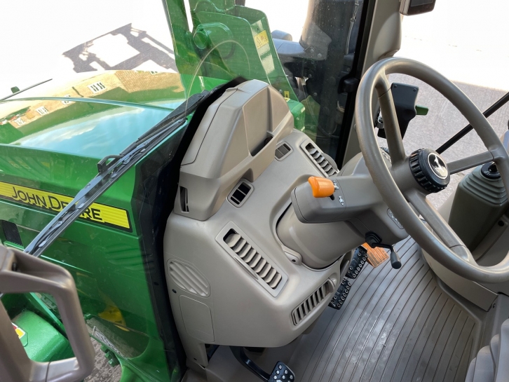 John Deere 6120M
