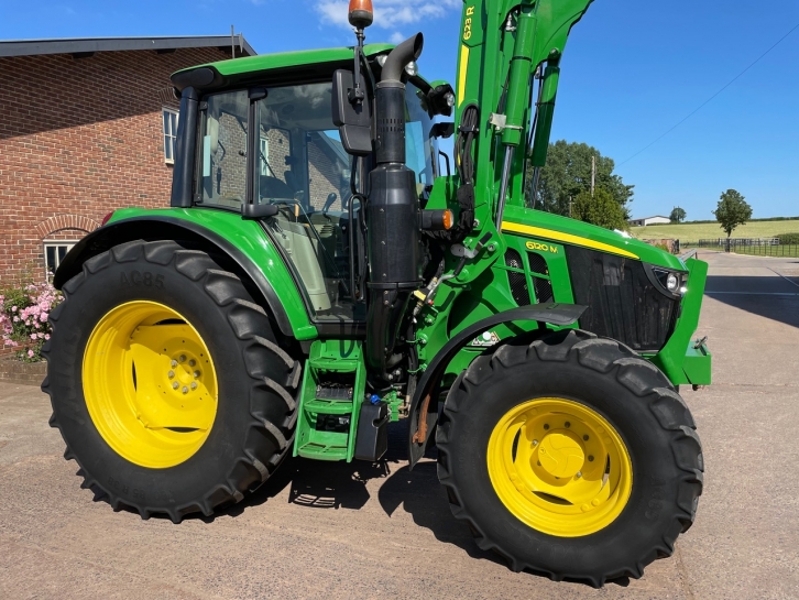 John Deere 6120M