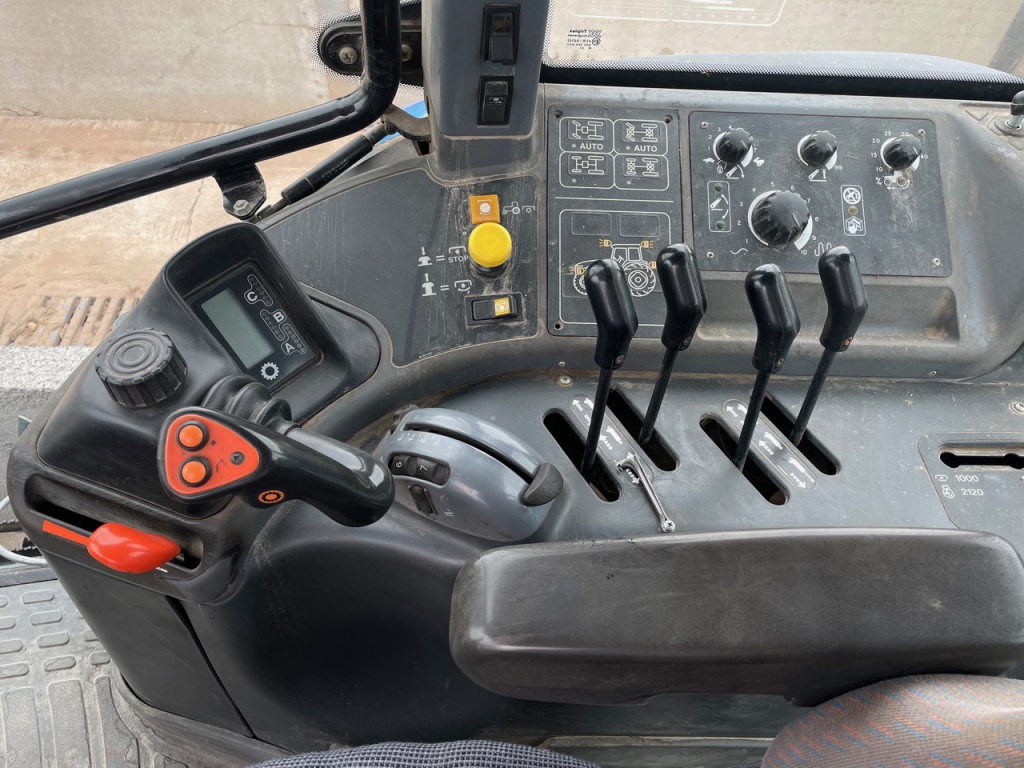 New Holland TM165
