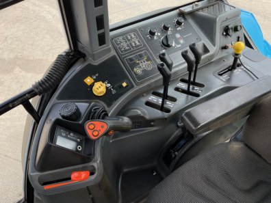New Holland 8560