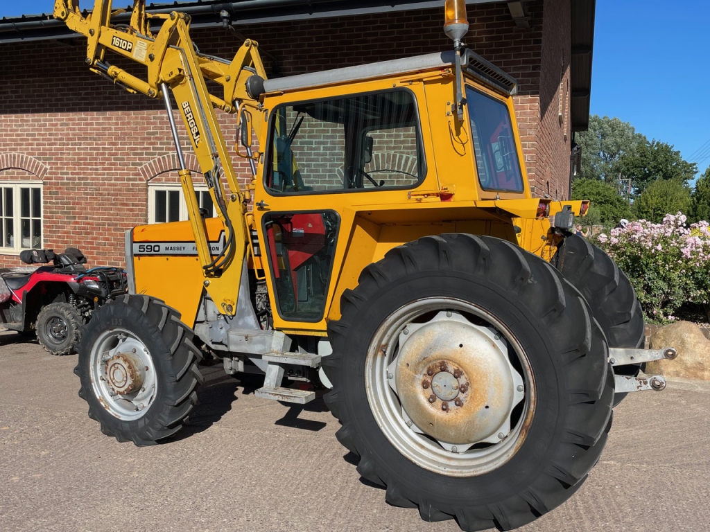 Massey Ferguson 590