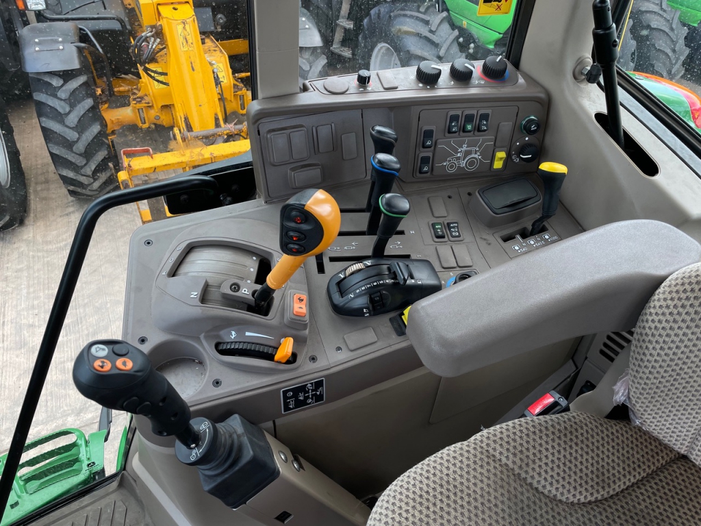 John Deere 6120M
