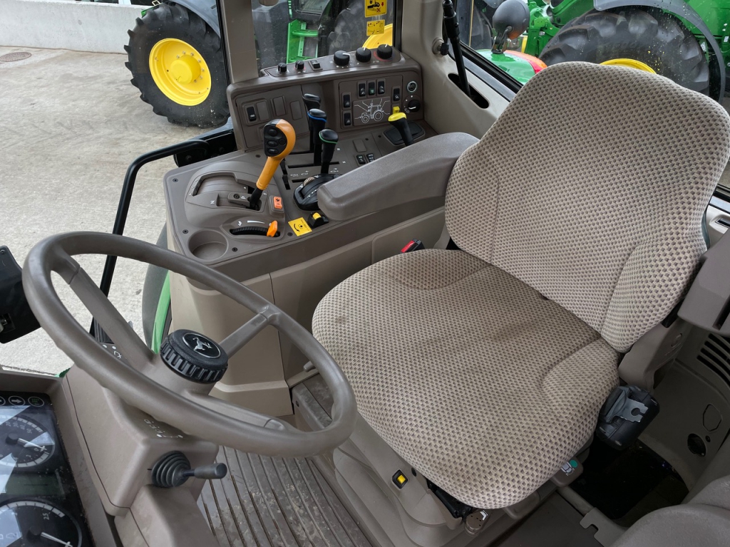 John Deere 6195M