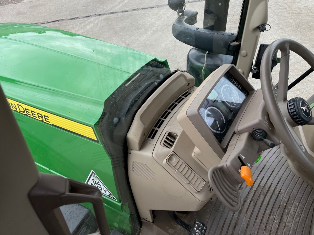 John Deere 6195M
