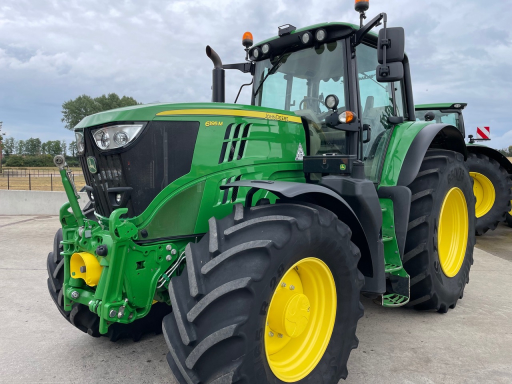 John Deere 6195M