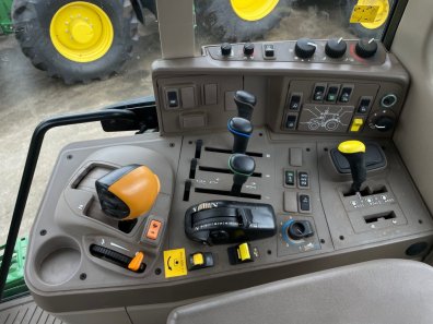 John Deere 6195M
