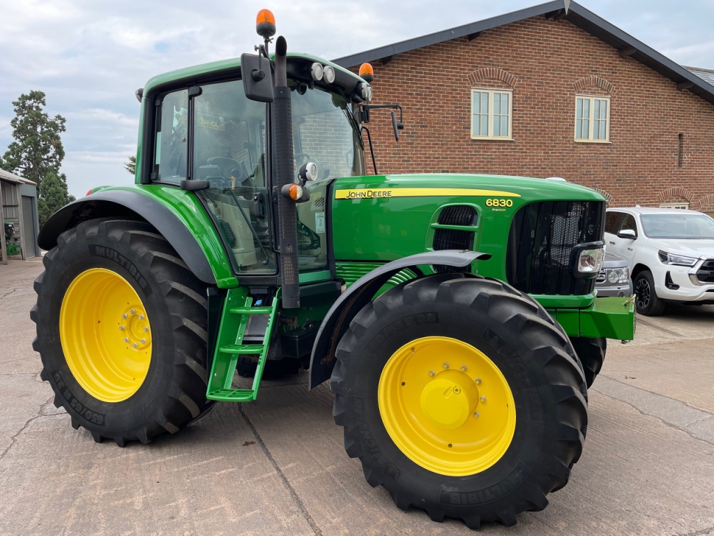 John Deere 6830