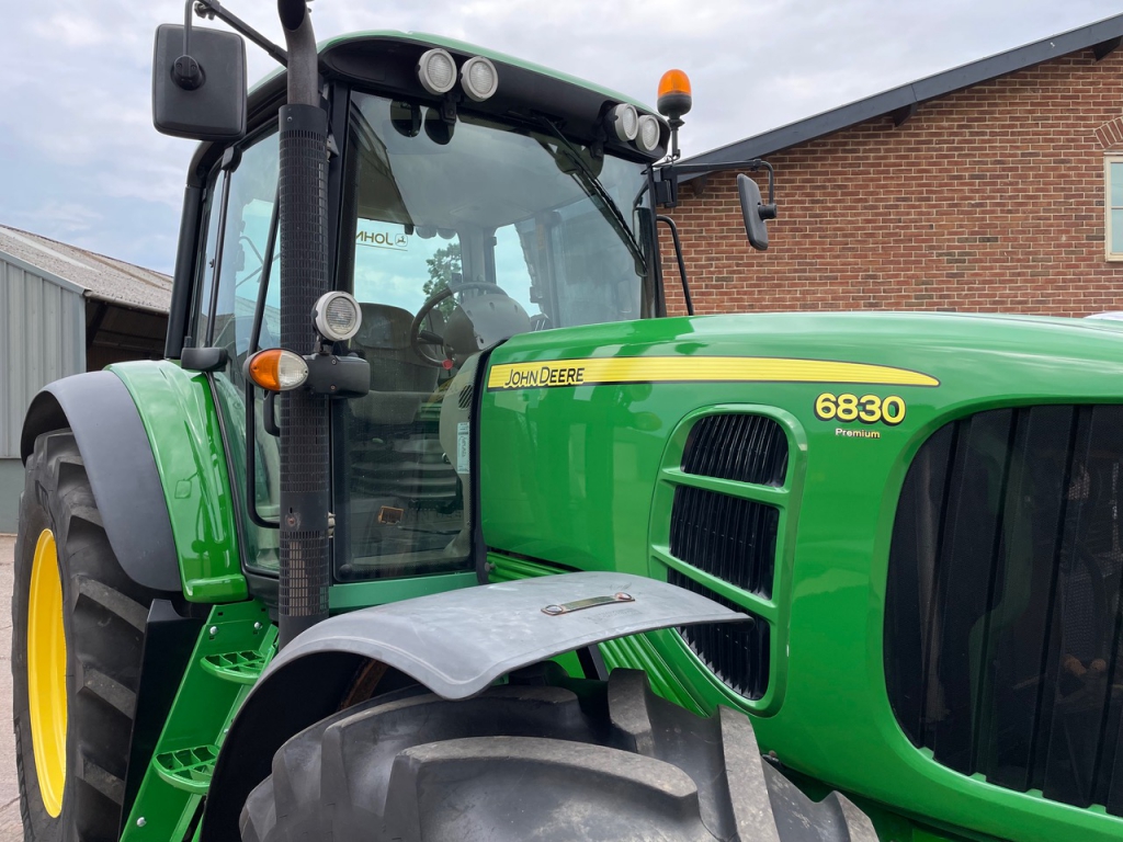 John Deere 6830