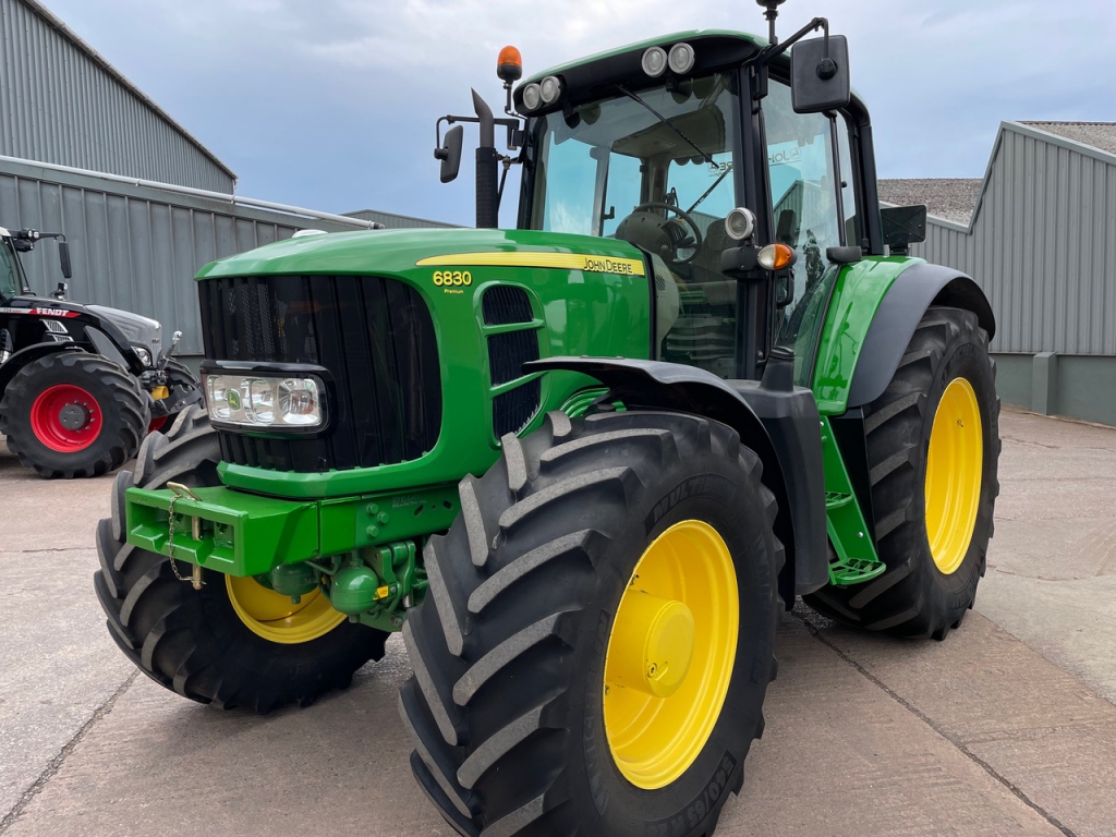 John Deere 6830