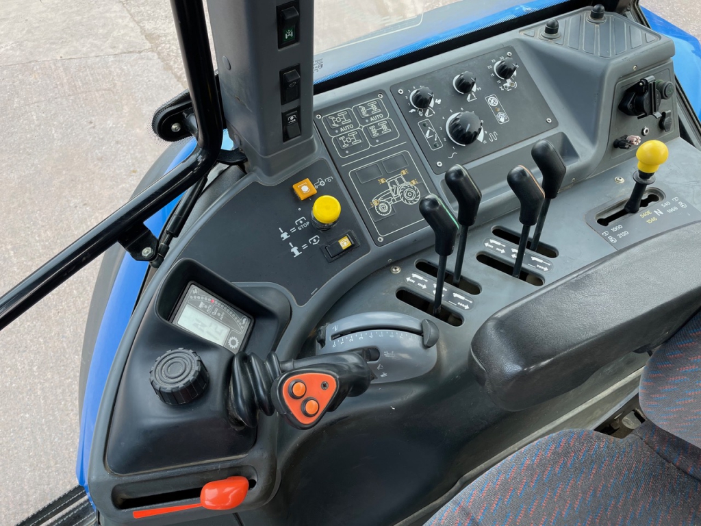 New Holland TM165