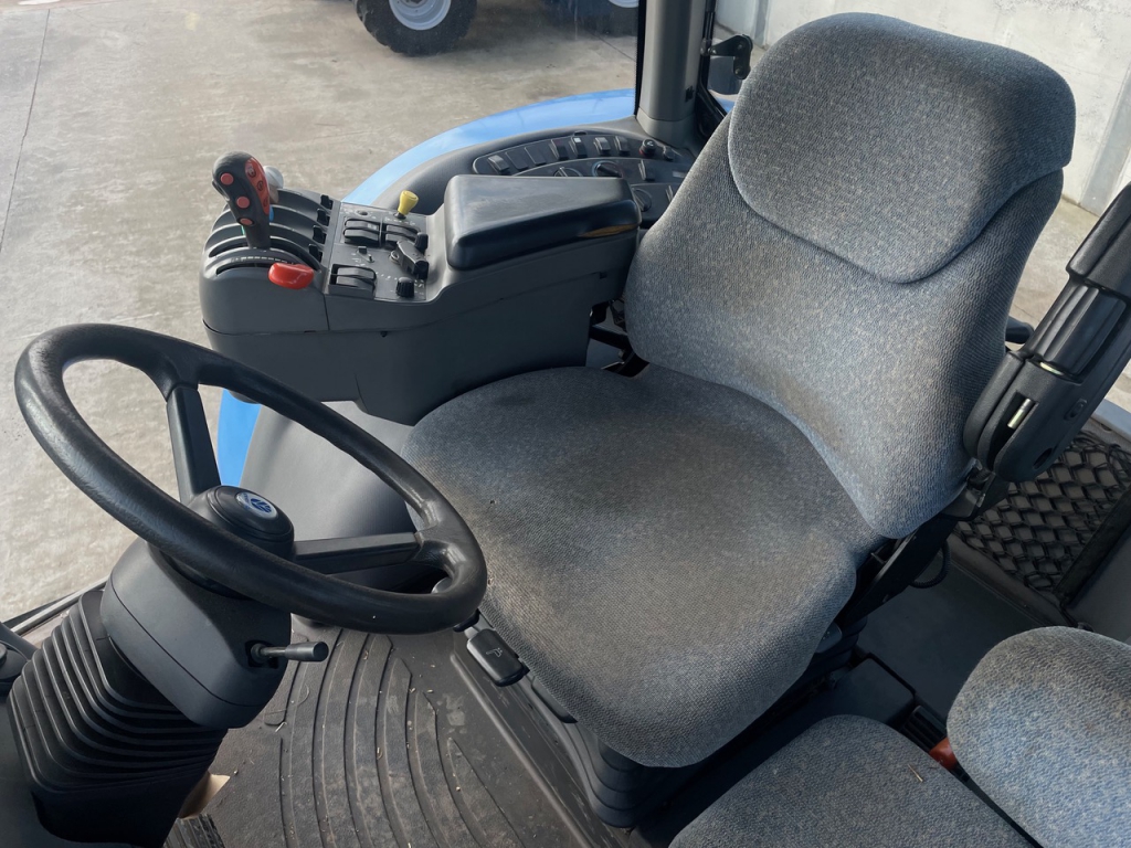 New Holland TG285