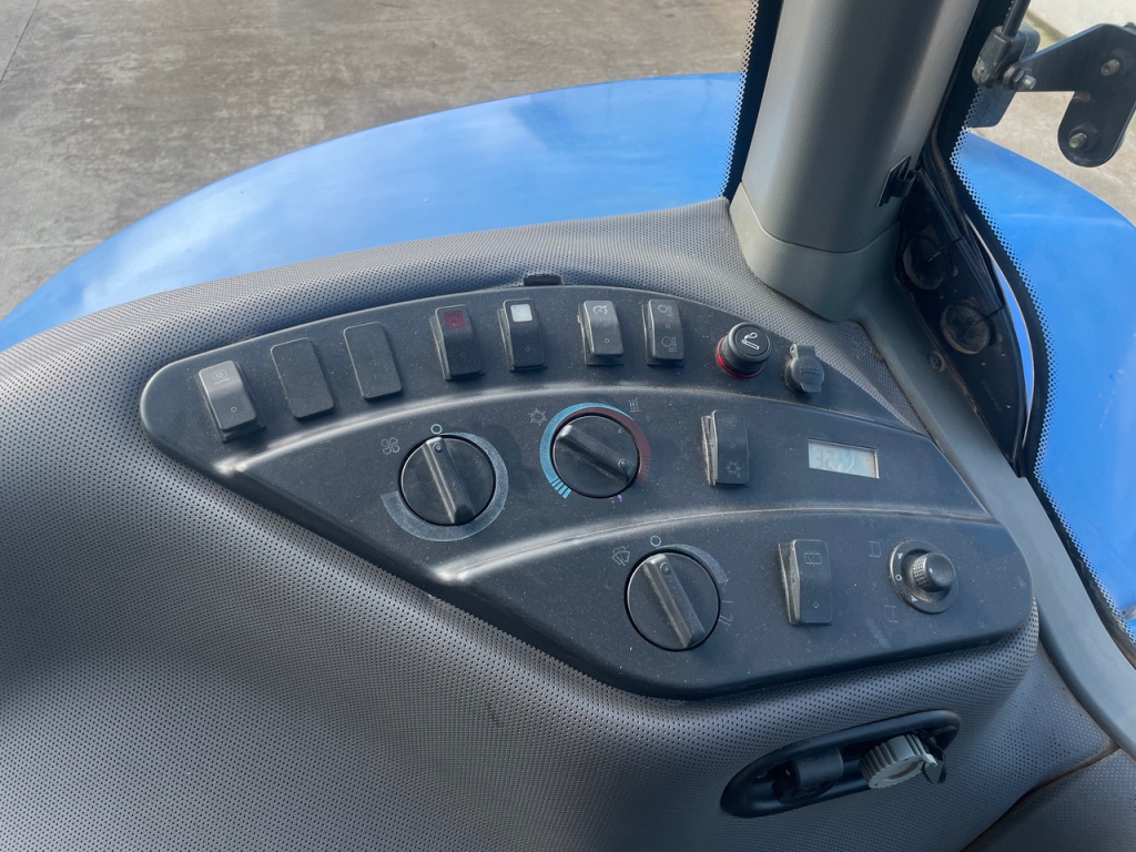 New Holland TG285