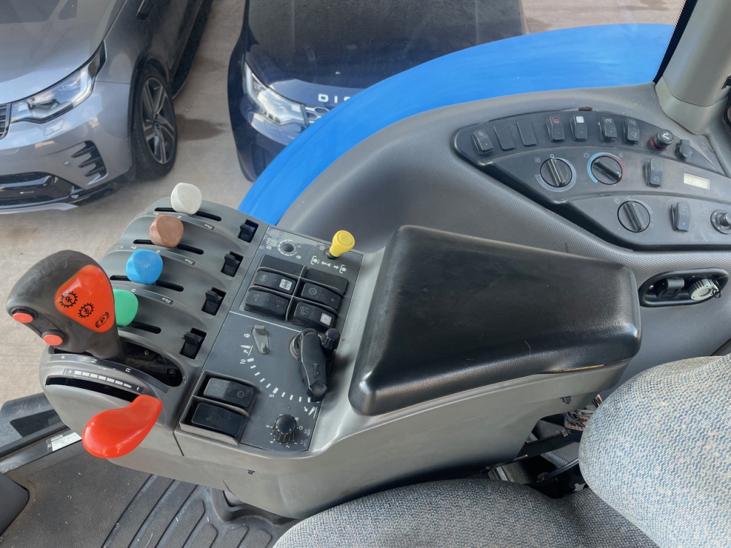 New Holland TG285