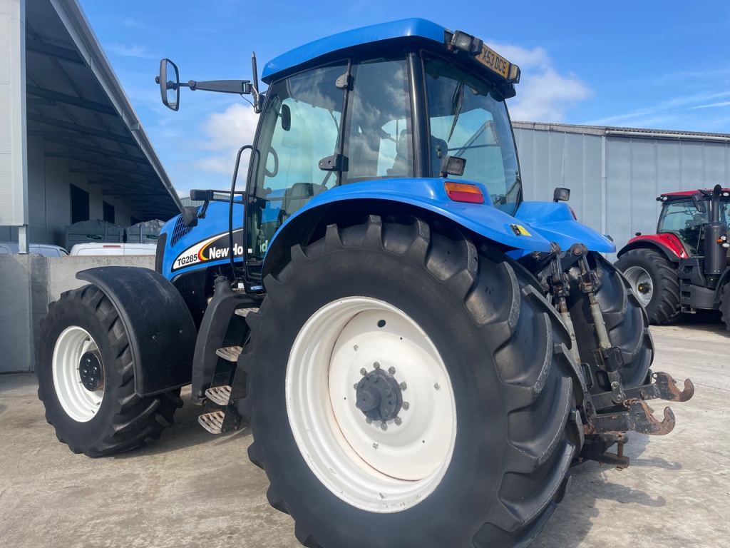 New Holland TG285