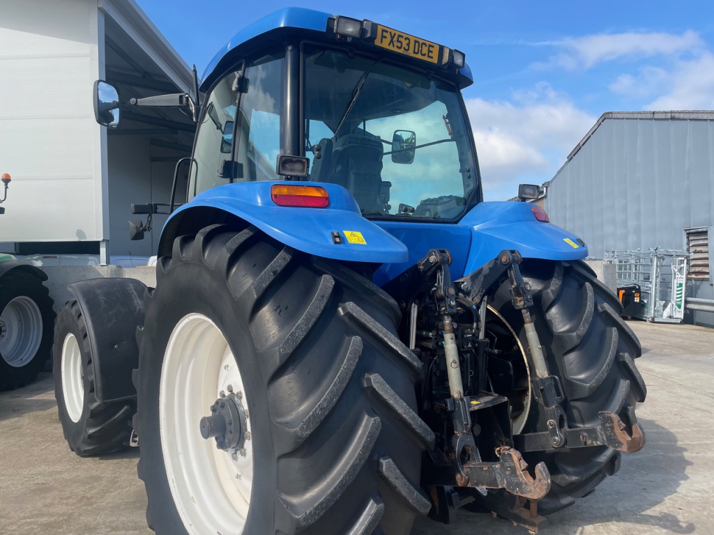 New Holland TG285