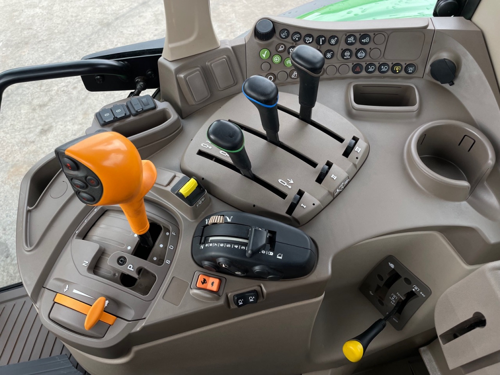 John Deere 6120M