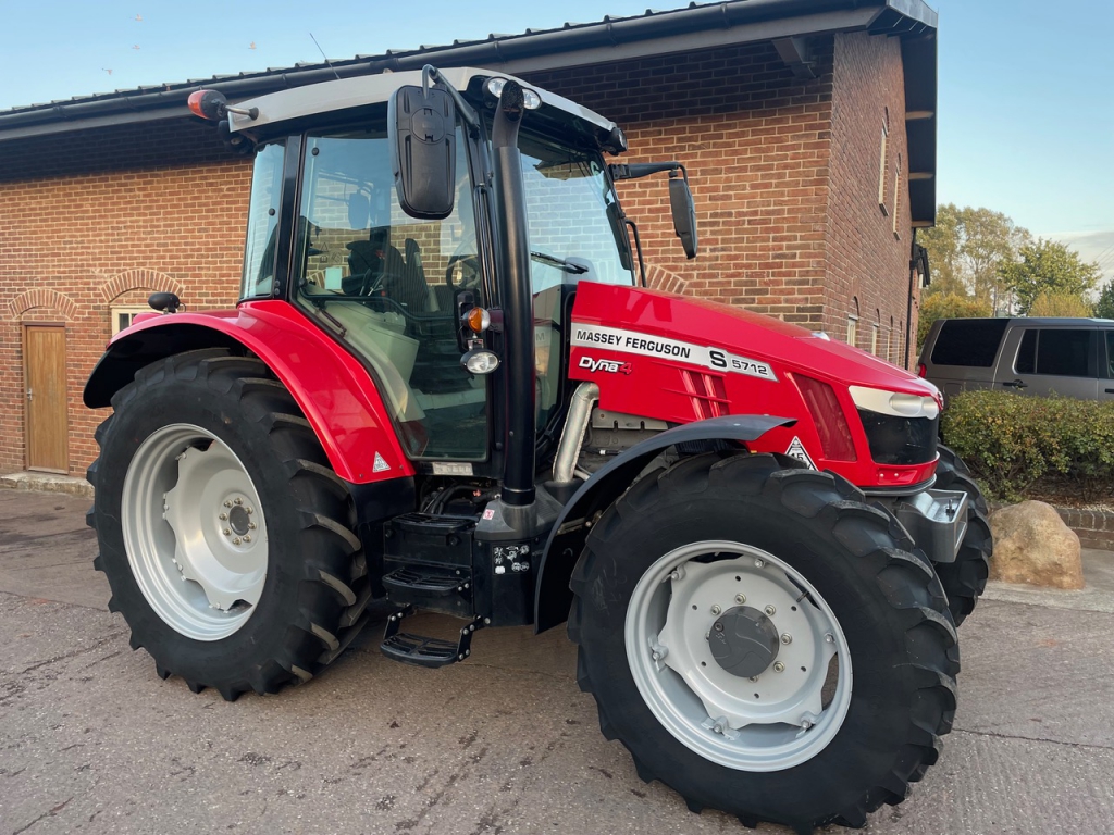 Massey Ferguson 5712S Essential