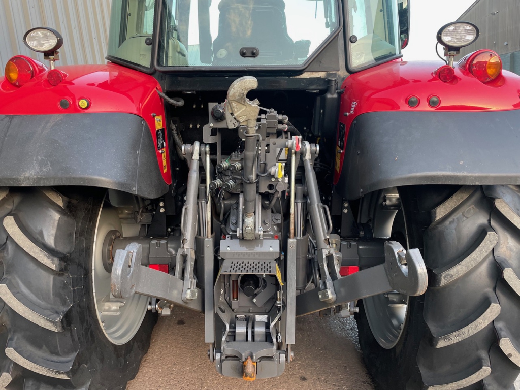Massey Ferguson 5712S Essential
