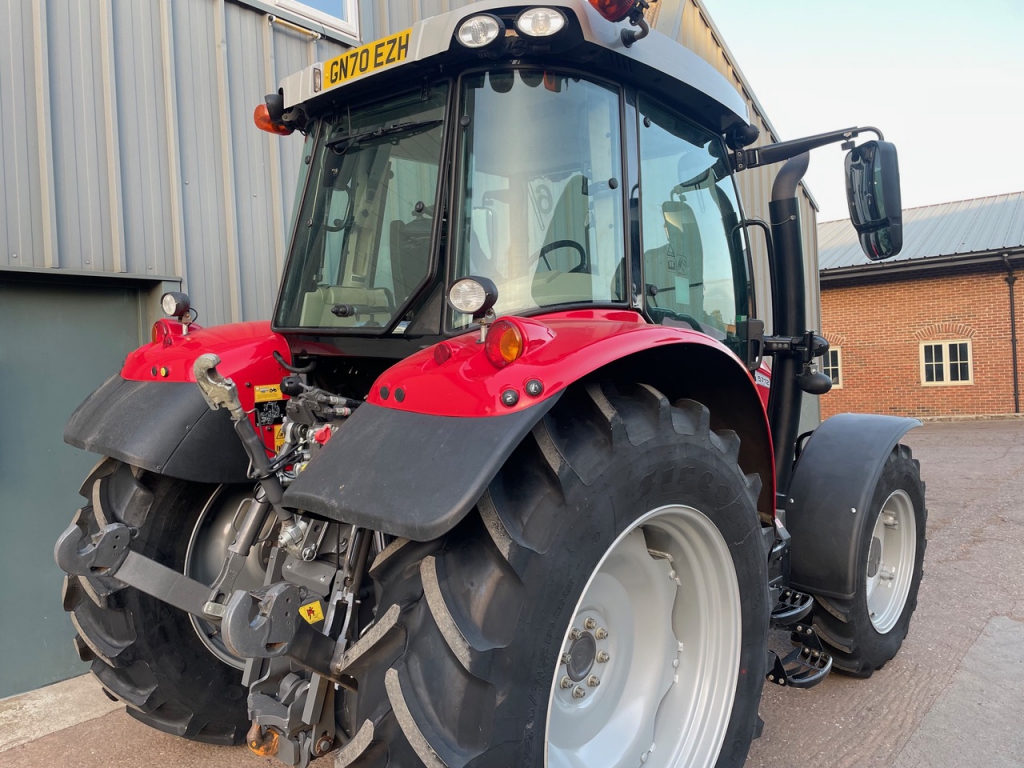Massey Ferguson 5712S Essential