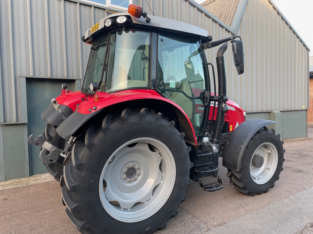 Massey Ferguson 5712S Essential