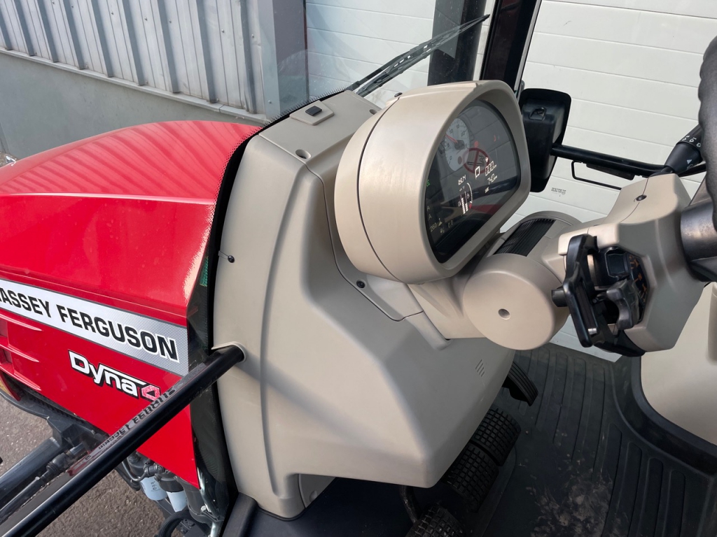 Massey Ferguson 5712S Essential