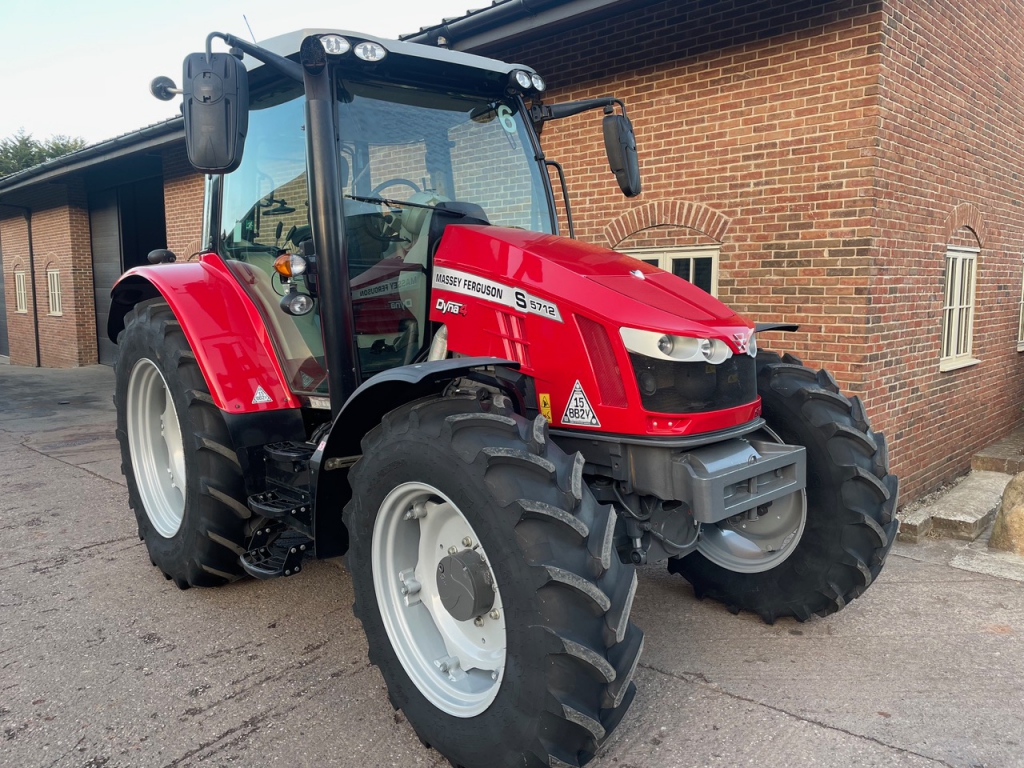 Massey Ferguson 5712S Essential