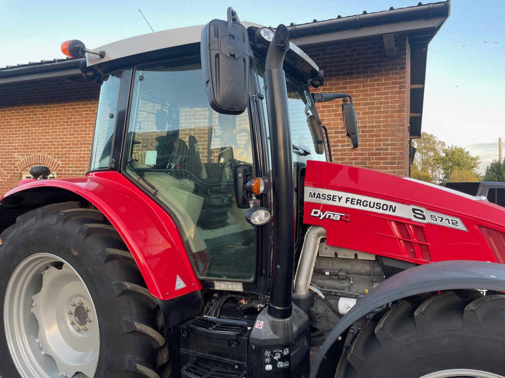 Massey Ferguson 5712S Essential