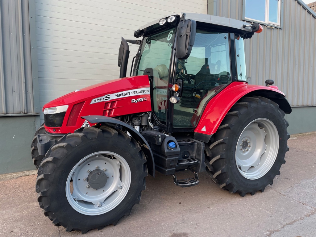 Massey Ferguson 5712S Essential