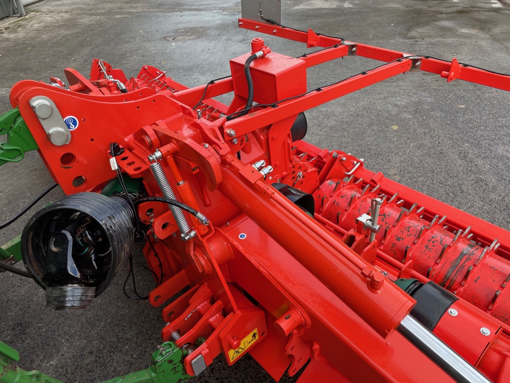 Kuhn HR5004 hydraulic folding power harrow