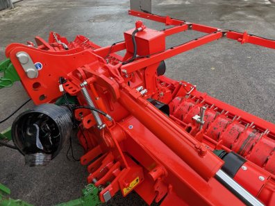 Kuhn HR5004 hydraulic folding power harrow