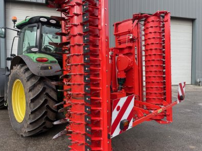 Kuhn HR5004 hydraulic folding power harrow