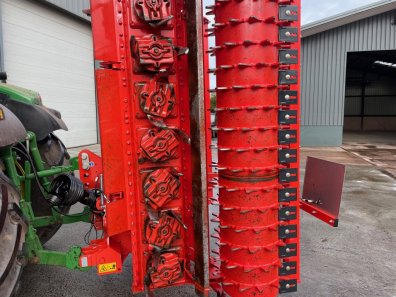 Kuhn HR5004 hydraulic folding power harrow