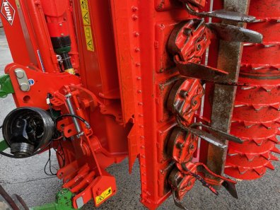 Kuhn HR5004 hydraulic folding power harrow