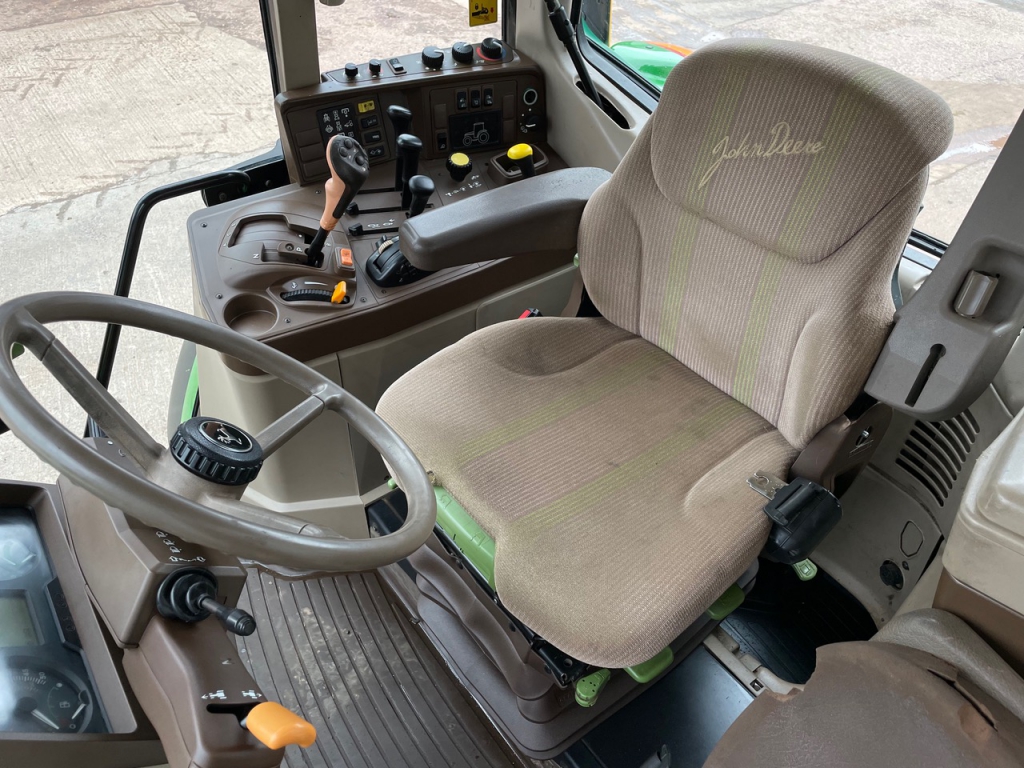 John Deere 6820