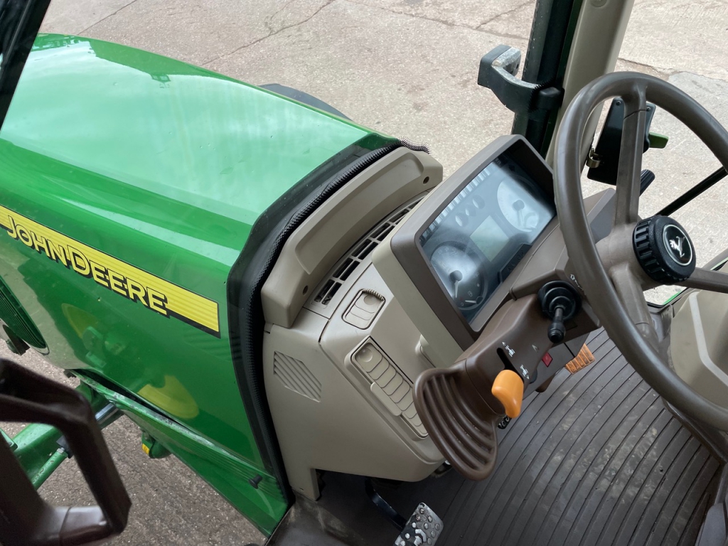 John Deere 6820