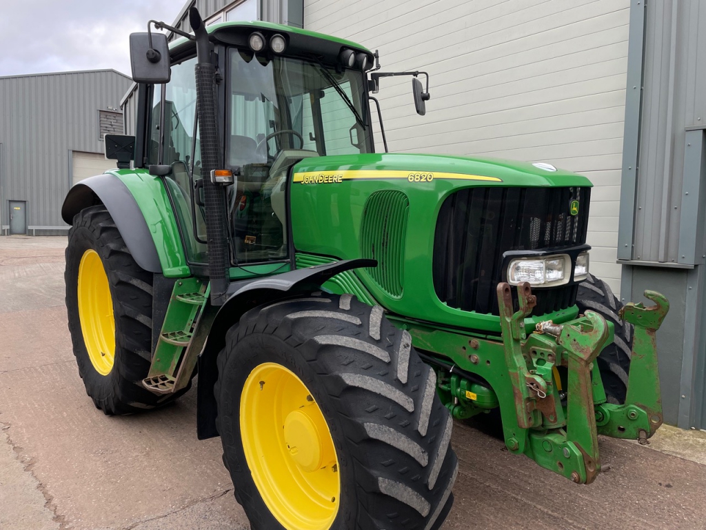 John Deere 6820