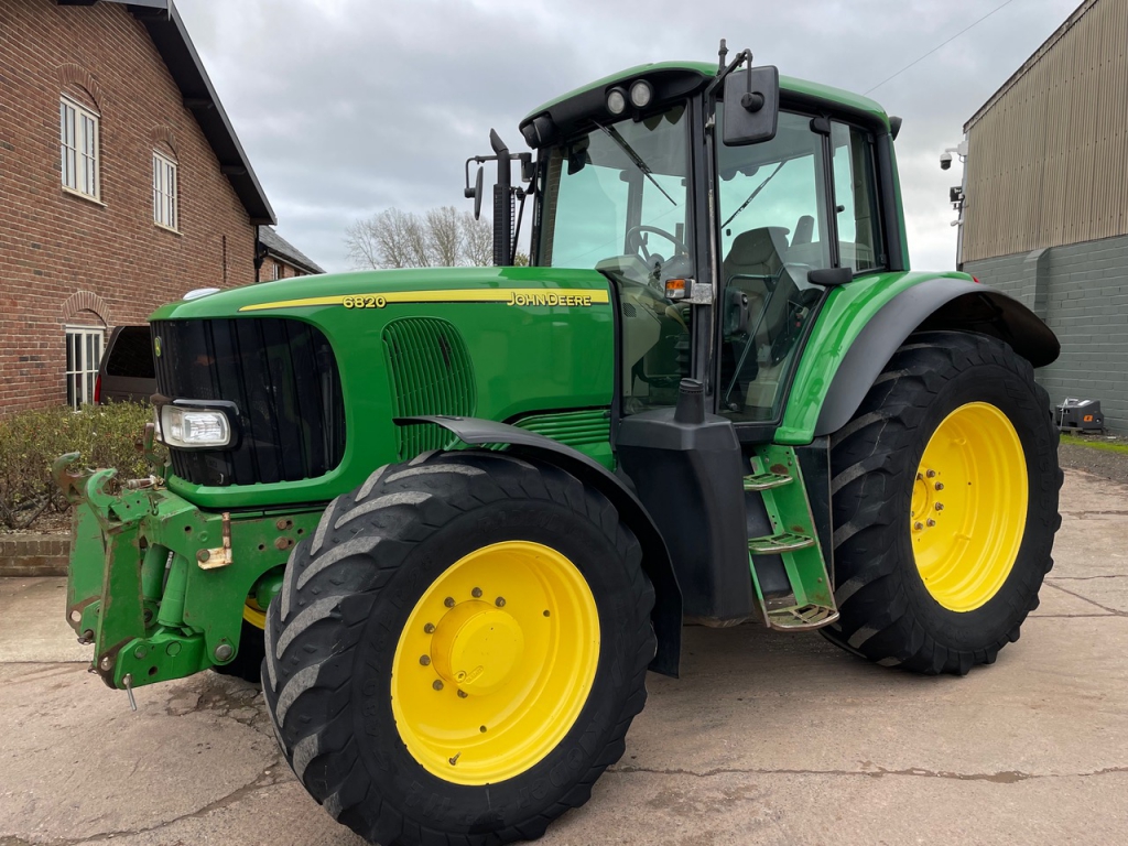 John Deere 6820