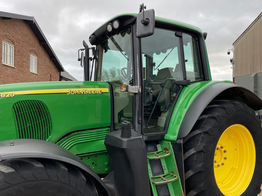 John Deere 6820