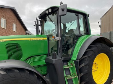 John Deere 6820